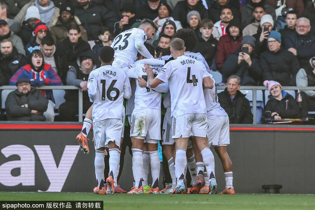 波兰对阵荷兰世预赛中，有球迷向场内投掷烟火迫使比赛被中断